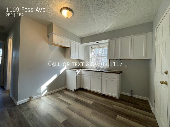 Building Photo - Two bedroom one level duplex for rent - Ak...