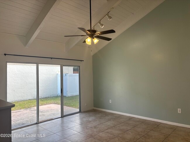 Foto del edificio - 467 Willow Tree Dr