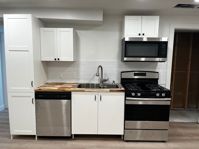Kitchen - 670 Cherry Hill Dr