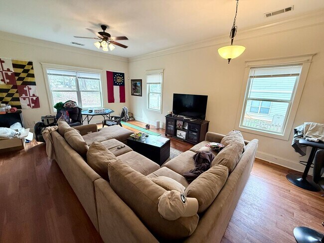 Foto del edificio - Cottage Near Greenway Available for Pre-Lease