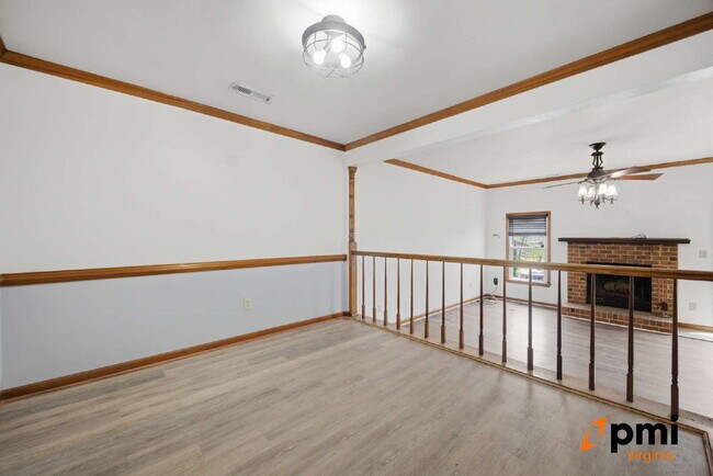 Foto del edificio - UPDATED 3 BEDROOM 2.5 BATH, FENCED YARD PETS ALLOWED