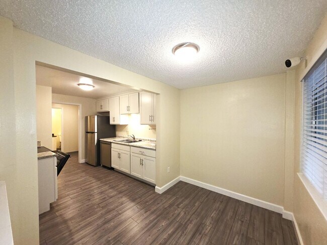 Foto del edificio - Large 2 bedroom 1.5 bath 2 car garage townhouse new custom flooring and paint throughout with new...