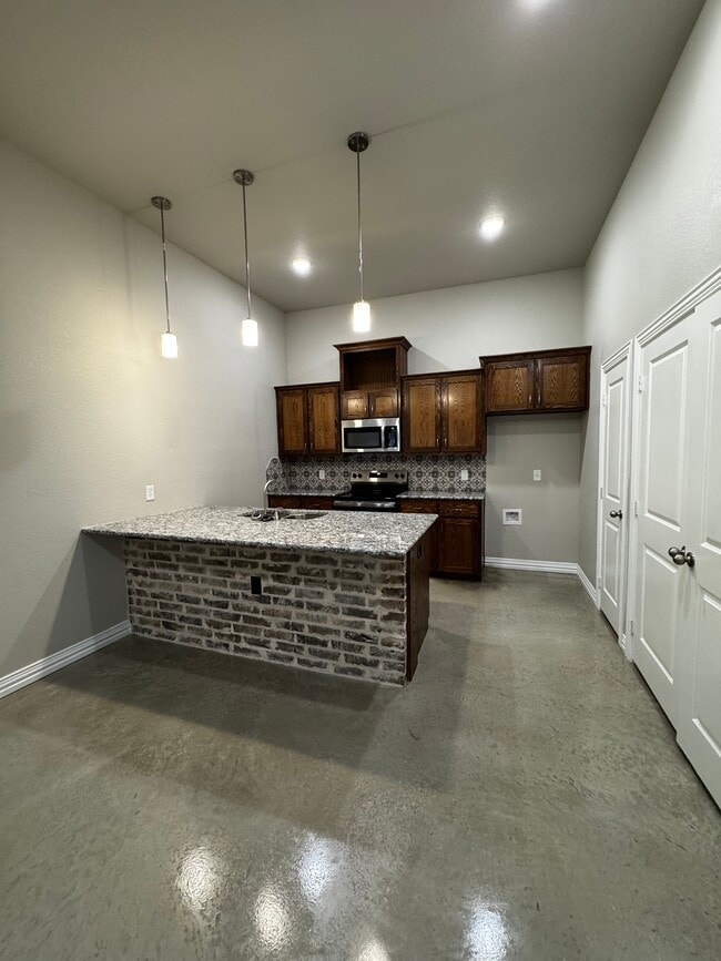 Building Photo - 2423 Briar Hollow Dr