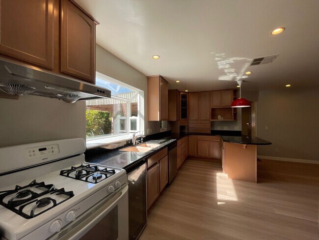 Foto del edificio - Nice and clean three bedrooms and two bath...