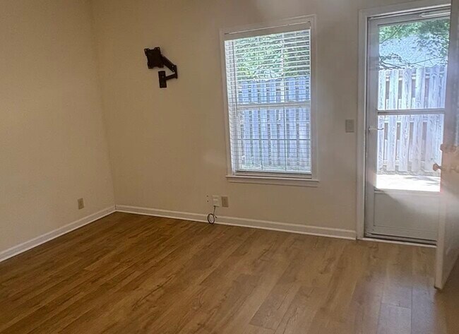 ¡Suelos laminados de madera en toda la casa! - 2121 Hwy 12 S