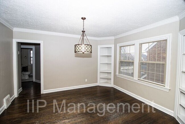 Building Photo - Shaker Heights Charm in this 4BR 2BA Tudor...