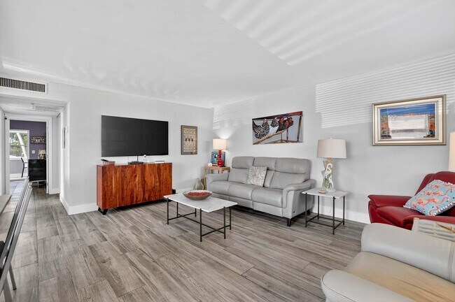 Foto del edificio - 360 Flanders Dr