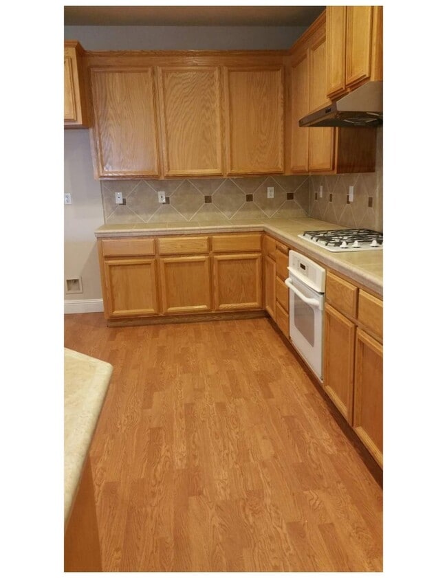 Building Photo - Beautiful & Spacious 5BR, 3BA Home – Large...