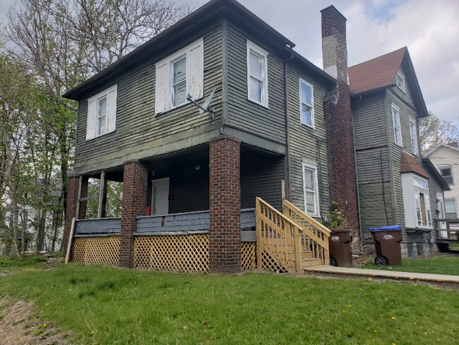 Building Photo - 447 E Silver St