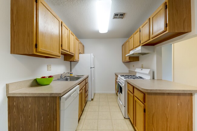 Kitchen - Oaks/Laurels - Willow Hill Apartments