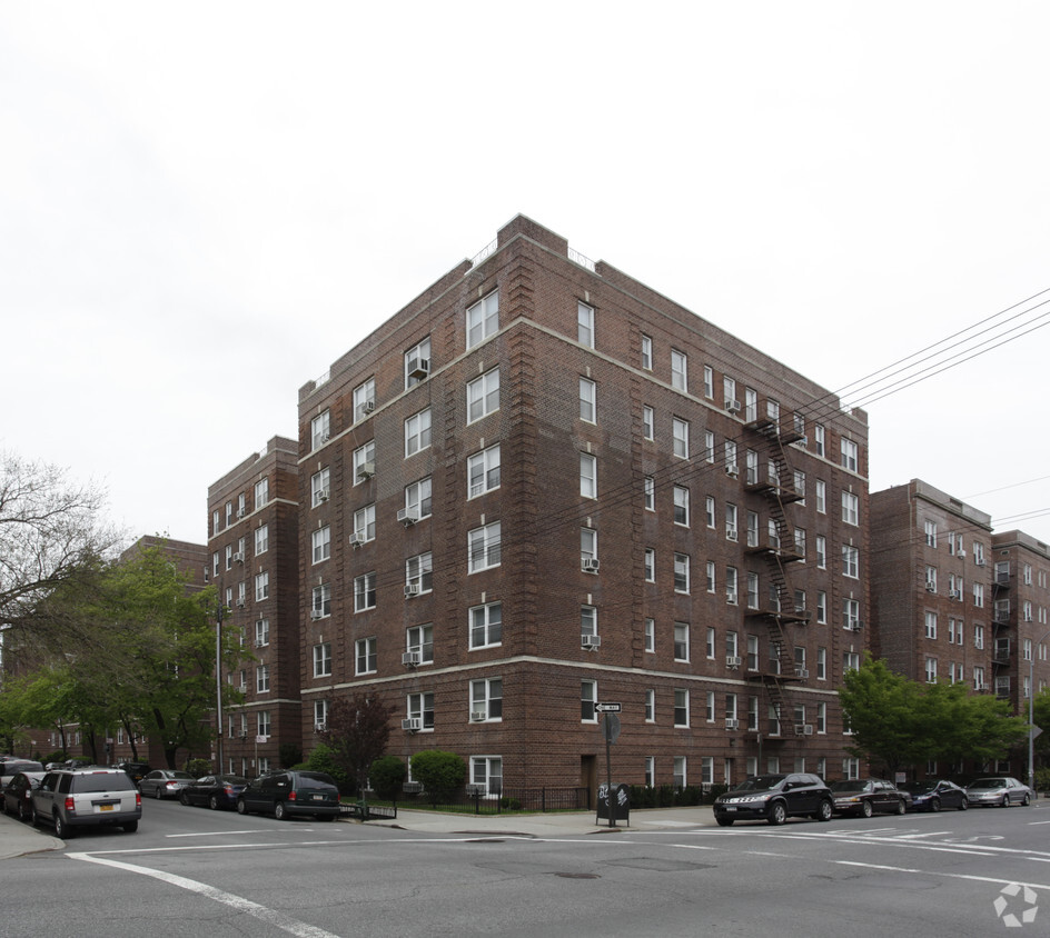 6295 Saunders St - 62-95 Saunders