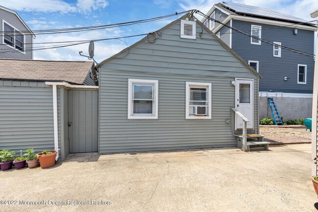 Building Photo - 18 5th St