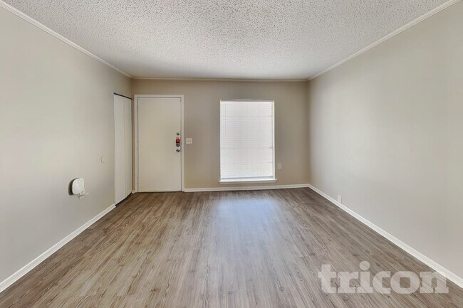 Foto del edificio - 5815 Brambletree St