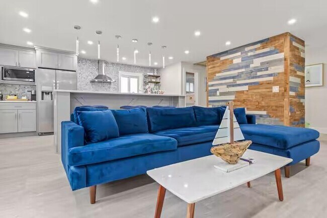 Building Photo - 322 NW 4th Ave