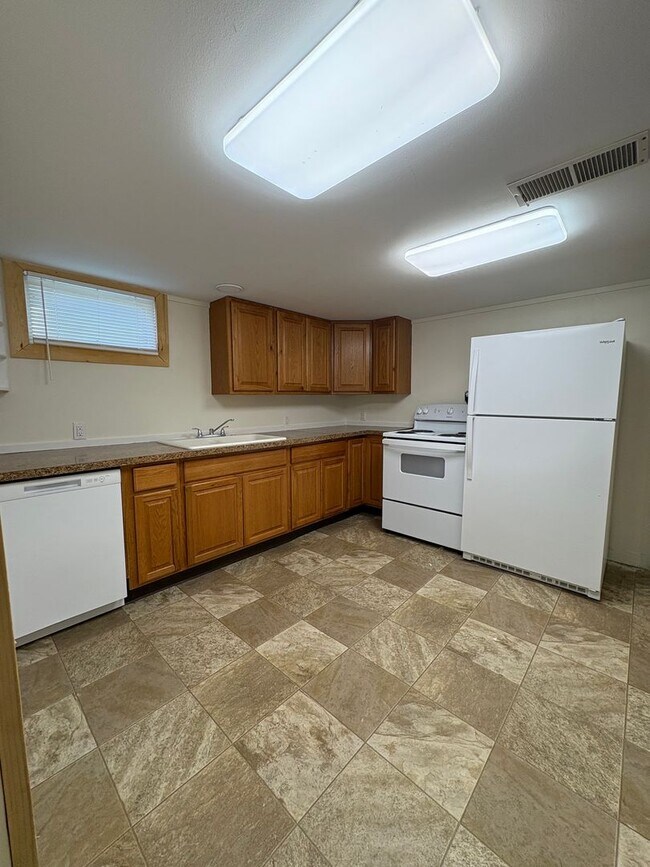 Foto del edificio - Centrally located 2 bed 1 bath upper level...
