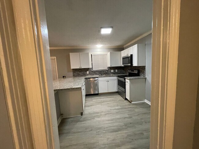 Foto del edificio - RECENTLY REMODELED HOME IN LA MARQUE
