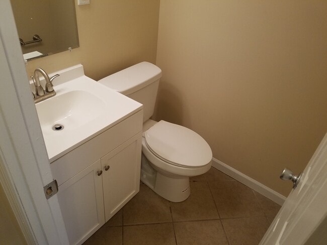 Building Photo - Will not last long, tri level home!