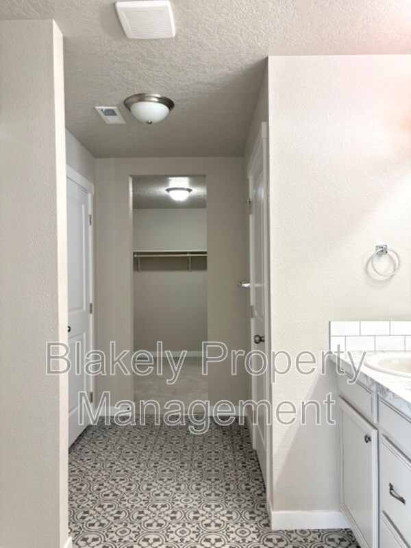 Building Photo - 645 SW Inby St