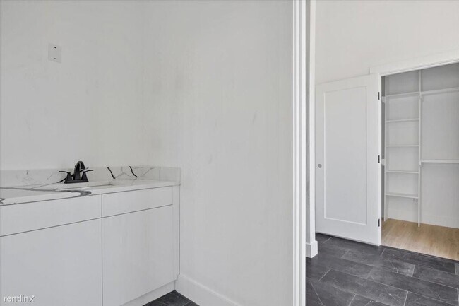 Building Photo - 3 br, 3 bath Condo - 2614 N Carroll Ave Un...