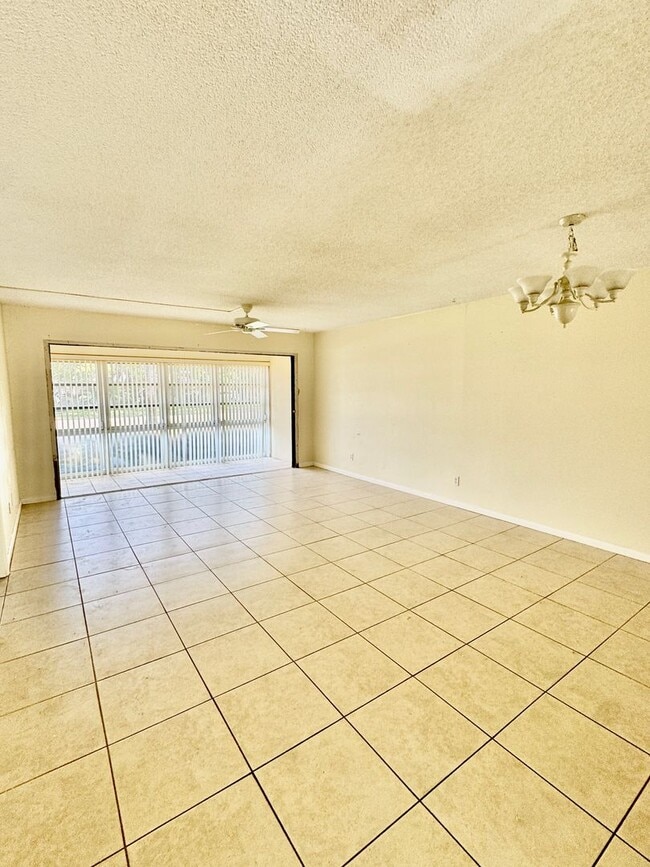 Building Photo - Charming 2 bed/ 2 bath in Royal Palm Villas