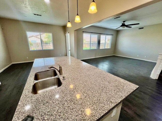 Foto del edificio - Northwest Bakersfield Gated Home