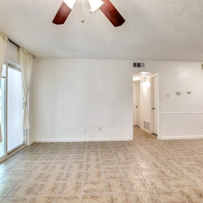 Foto del edificio - 4816 Wellesley Ave
