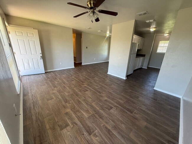 Building Photo - 3-bed/2-bath with garage!