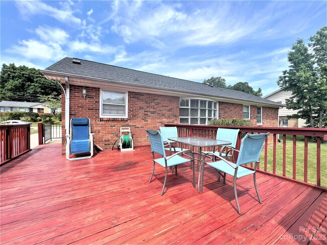 Building Photo - 3034 Rosehill Dr