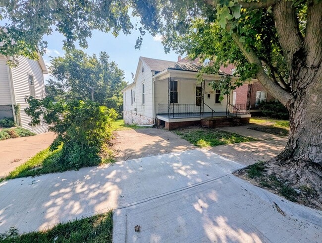 Building Photo - Remodeled 2-Bedroom Home with Spacious Living Areas, Basement & Off-Street Parking