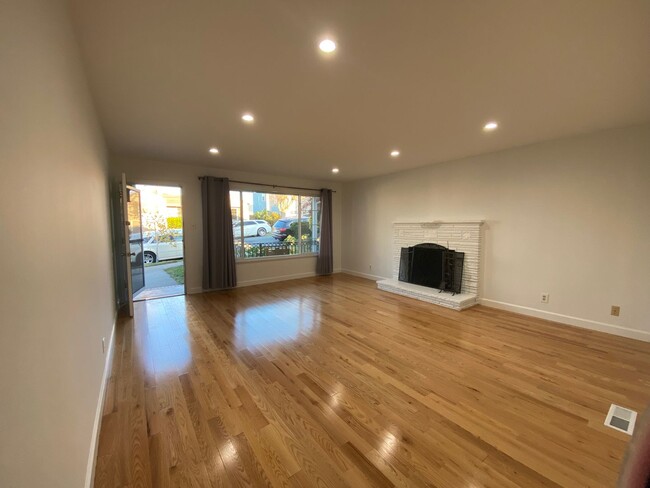 Foto del edificio - Lovely 3 BR House in Coveted Huntington Pa...