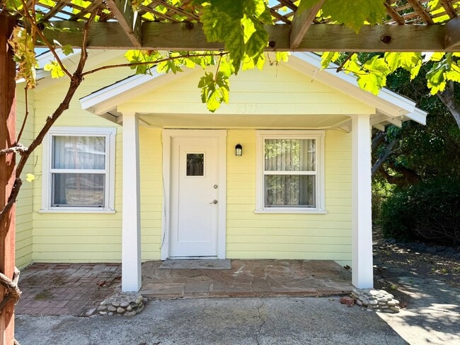 Building Photo - Charming Cottage in Fire Mtn.