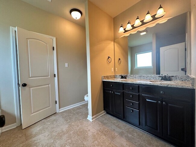 Foto del edificio - 3 bed 2 bath