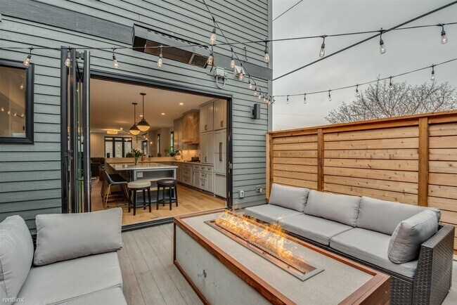 Building Photo - 4 br, 3.5 bath Townhome - 2104 South Aldri...