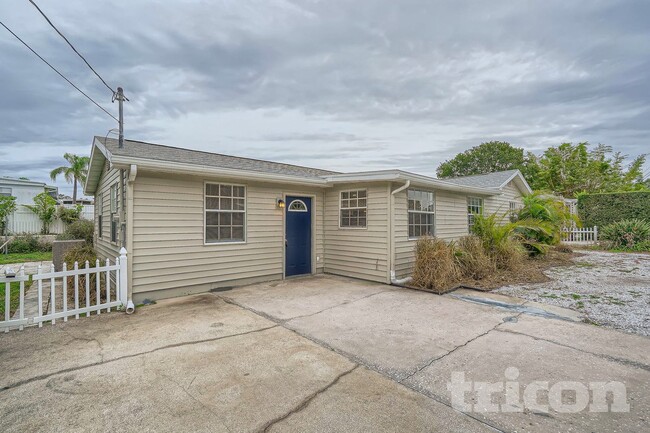 Building Photo - 1125 Michigan Dr N