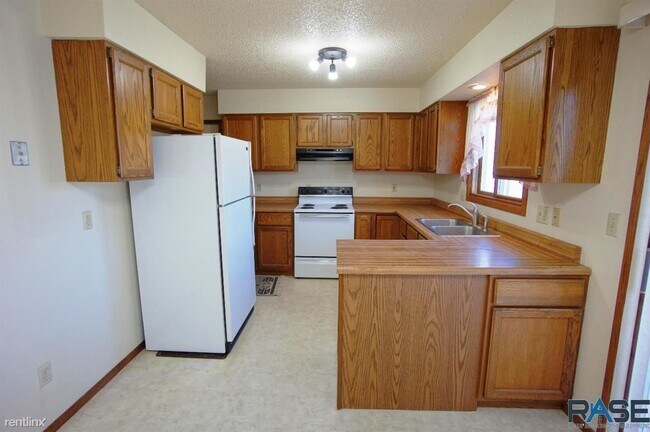 Building Photo - 3 br, 1 bath House - 6400 W 53rd St
