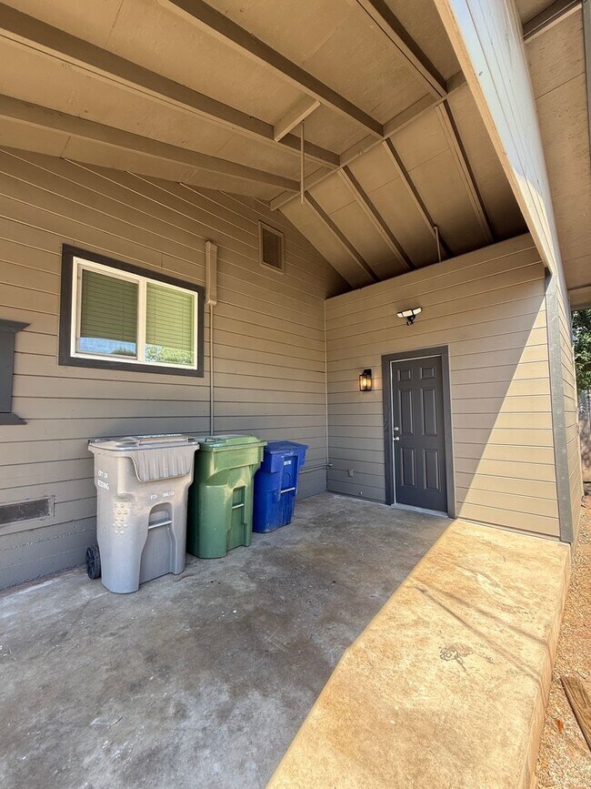 Foto del edificio - Large Brand New Remodeled 1 Bedroom unit with Washer Dryer Hookups - MUST SEE!!!