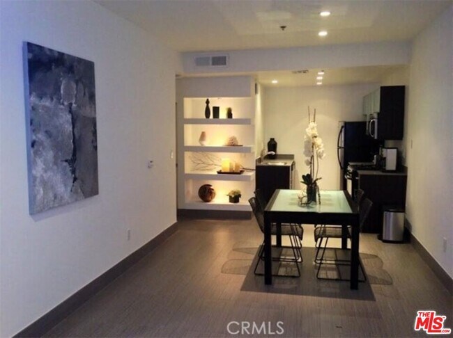 Foto del edificio - 8811 Burton Way