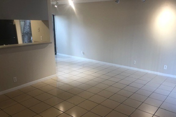 Living/Dining Area - 600 N Rio Vista Blvd