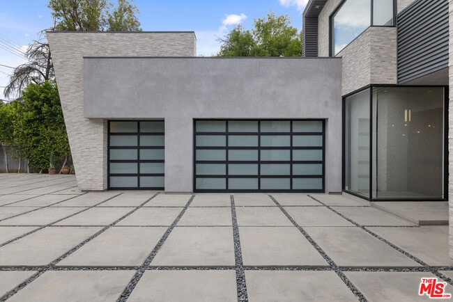 Building Photo - 5365 Vanalden Ave