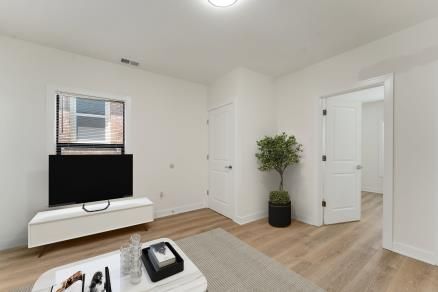 Foto del edificio - 6183 Hecla St