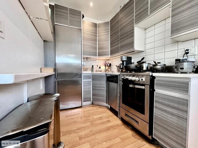 Foto del edificio - 3 bedroom in Brooklyn NY 11222