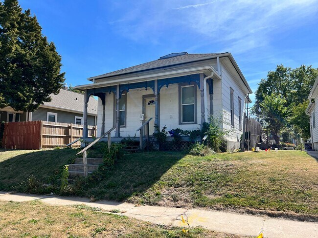 Foto del edificio - Charming & Spacious 2-Bedroom Home with Private Backyard and Garage Parking