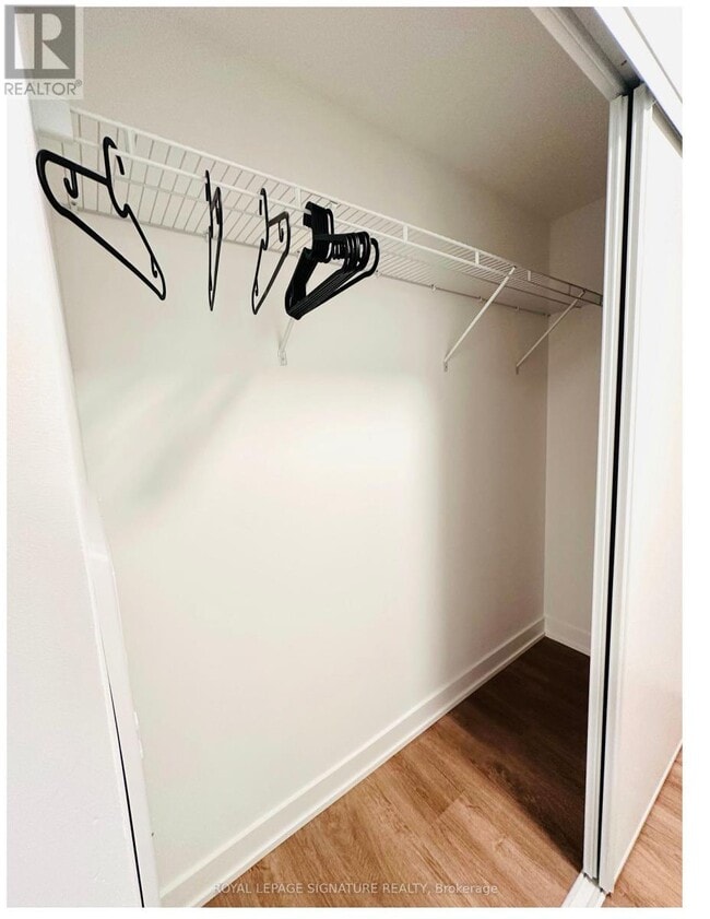 Photo du bâtiment - 1007 The Queensway