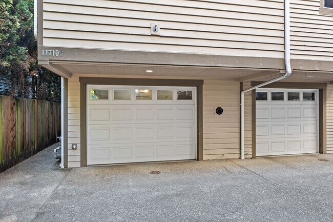 Building Photo - Spacious Greenwood Townhome - New Paint, Carpet and Water Heater!!