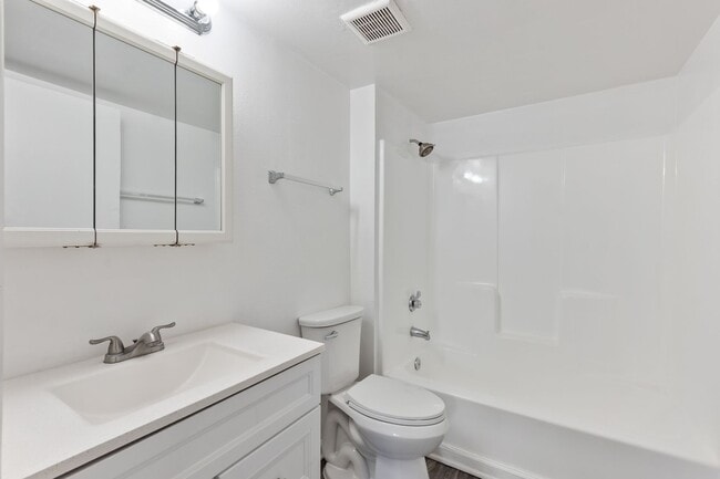 Foto del edificio - Updated 2 Bedroom Apartment!