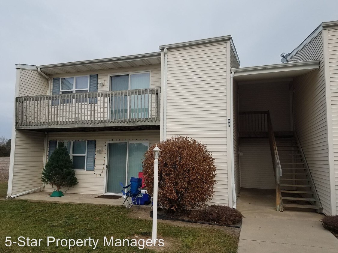 221 Tanglewood Dr Unit Apt D, Goshen, IN 46526 Room for Rent in