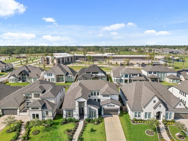 Building Photo - 10014 Oakwood Trl