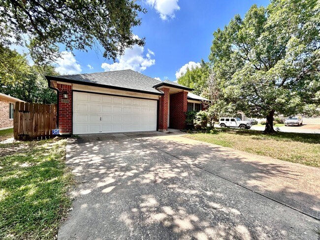 Foto del edificio - Charming 3/BR 2/BA Home with Covered Deck ...