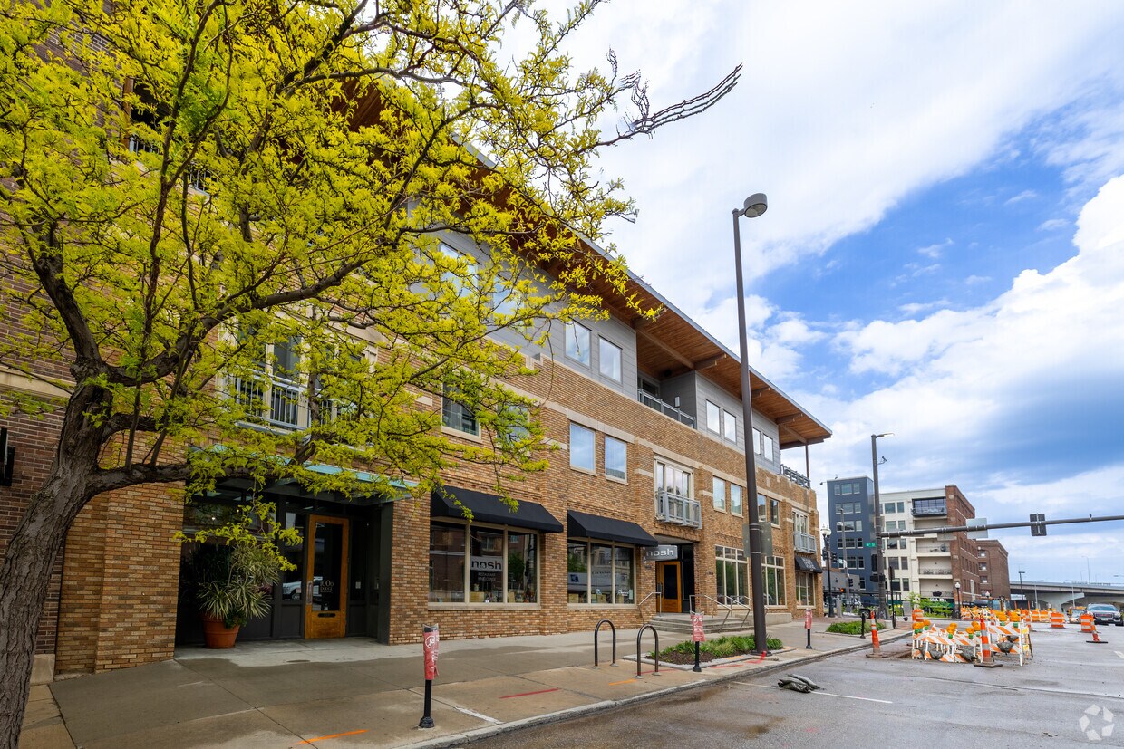 Primary Photo - 1000 Dodge Bldg