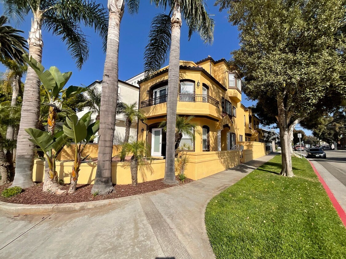 Foto principal - Beautiful Corner Lot Home: Large 3 Bedroom...